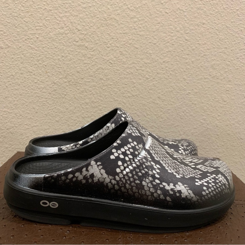 Oofos Women's OOcloog Limited Clog Black/Snake Size:w-9, m-7
